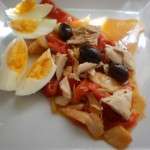 ENSALADA DE ASADILLO, BONITO, ACEITUNAS Y HUEVO DURO