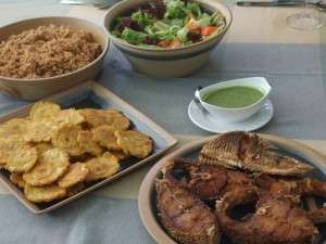 Pescado con arepas, ensalada y arroz Pescado con arepas, ensalada y arroz