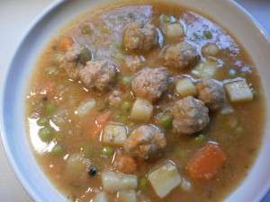 Sopa de verdura y albondigas