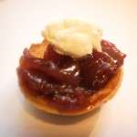 tartaleta de cebolla caramelizada y queso rulo de cabra