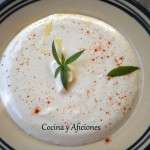 Labneh: crema de yogur oriental con hojas de menta y pimentón