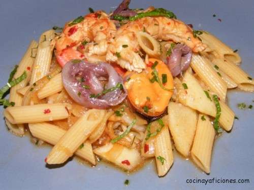 ensalada frutti de mare con salsa de soja