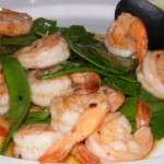 gambas con tirabeques y una  salsa ligeramente picante