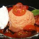 Ensalda de helado de tomate aliñado, tomates cherrys y queso cremoso