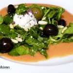 ensalada de salmorejo, queso, canonigos y aceitunas