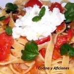 Tagliatelle con setas, mozarella y albahaca