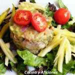 tartar de salmón con ensalada de manzana y vinagreta de anchoas