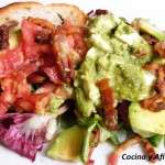 Ensalada con mozarella marinada en pesto ok