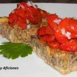 pastel de morcilla con asadillo de pimientos