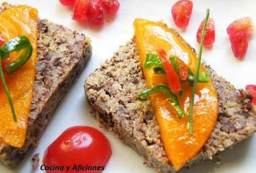 pastel de morcilla de arroz con sharoni y vinagreta de guidillas