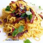 Linguinis con crujiente de panceta y tejas de parmesano