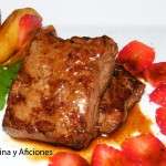 Medallones de carne con manzana, fresas y su salsita