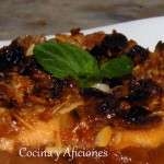 crumble sobre manzana ya cocinado y dorado